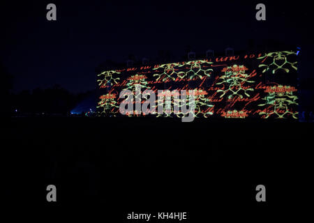 Projection de lumière contemporaine sur l'extérieur du manoir Compton Verney Country par l'artiste lumière Luxmuralis. L’exposition lumineuse et sonore s’inspire de la poésie et de la nature dans une série de projections lumineuses sur la façade géorgienne de Compton Verney avec une flore et une faune représentées à une échelle miniature et épique à Kineton, au Royaume-Uni. Compton Verney House est un manoir de campagne du XVIIIe siècle situé à Compton Verney près de Kineton dans le Warwickshire, en Angleterre, qui a été converti pour abriter la Compton Verney Art Gallery. Le bâtiment est une maison classée Grade I construite en 1714 par Richard Verney, 11e baron Willoughby de Banque D'Images