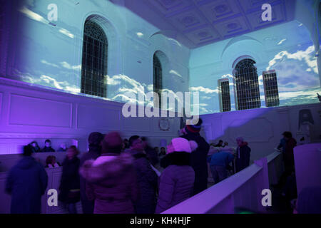 Projection de lumière contemporaine à l'intérieur de la chapelle du manoir Compton Verney Country par l'artiste lumière Luxmuralis. L’exposition lumineuse et sonore s’inspire de la poésie et de la nature dans une série de projections lumineuses sur la façade géorgienne de Compton Verney avec une flore et une faune représentées à une échelle miniature et épique à Kineton, au Royaume-Uni. Compton Verney House est un manoir de campagne du XVIIIe siècle situé à Compton Verney près de Kineton dans le Warwickshire, en Angleterre, qui a été converti pour abriter la Compton Verney Art Gallery. Le bâtiment est une maison classée Grade I construite en 1714 par Richard Verney, 11e baron Banque D'Images