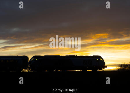 Chiltern Railways train au coucher du soleil, dans le Warwickshire, Royaume-Uni Banque D'Images