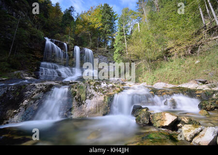 Cascade de Weissbach près d'Inzell dans les alpes bavaroises, Chiemgau, Bavière, Allemagne.Exposition longue Banque D'Images