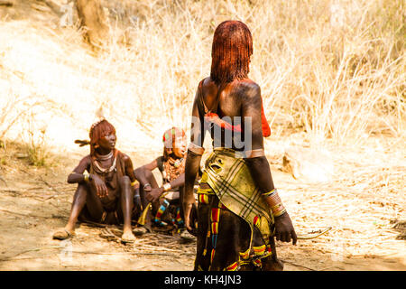 Turmi, Ethiopie - 14/11/16 : une femme de la tribu hamar, purge et de l'effarouchement lourds montrant la flagellation rituelle Banque D'Images