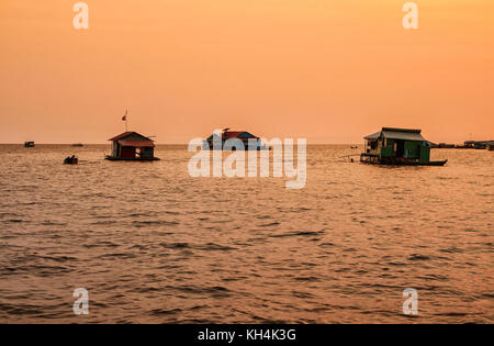 Vietnamese village flottant sur le lac Tonlé Sap le soir au coucher du soleil, au Cambodge Banque D'Images