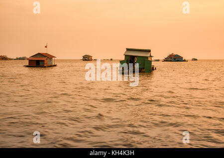 Vietnamese village flottant sur le lac Tonlé Sap, au Cambodge, au coucher du soleil Banque D'Images