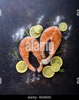 Darnes de saumon de mer avec variété de sesonings autour d'elle Banque D'Images