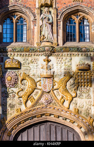 Élaborer sculpture d'armoiries sur St John's College de gardien principal. Trinity Street, de l'université de Cambridge, Cambridgeshire, Angleterre, Royaume-Uni. Banque D'Images