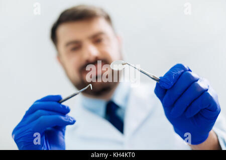 Close up of dental instruments en mains de médecin professionnel Banque D'Images