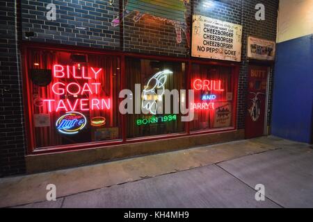 Chicago, ILLINOIS - 15 juillet 2017 : scène célèbre centre-ville de Chicago. L'emblématique Billy Goat Tavern se félicite de signer dans le sombre passage inférieur sous Wacker. Banque D'Images