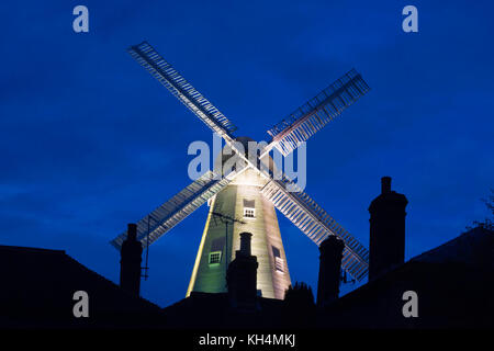 L'Union européenne énumérés de Grade 1 Mill, Cranbrook, un smock mill dans le Weald of Kent prises pendant l'Heure Bleue juste après le coucher du soleil. Banque D'Images