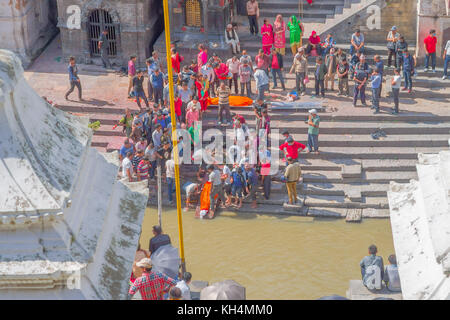 Katmandou, Népal, 15 octobre 2017 : gravure au rituel religieux temple, kthmandu pashupatina Banque D'Images