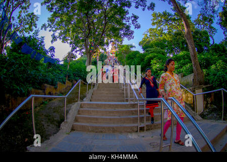 Katmandou, Népal, 15 octobre 2017 : escalier menant à Swayambhu, une ancienne architecture religieuse au sommet d'une colline à l'ouest de ville de Katmandou. Il est également connu sous le nom de monkey temple Banque D'Images