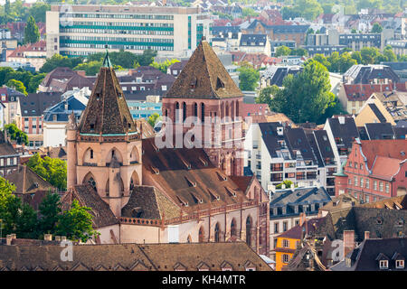 L'une des plus grandes églises de Strasbourg est l'église St. Thomas, Alsace, France. Banque D'Images
