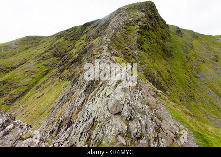 Blencathra, à bord tranchant le long de l'égard atkinson pike. près de penrith, Lake District, Cumbria, Angleterre. blencathra, également connu sous le nom de saddleback Banque D'Images