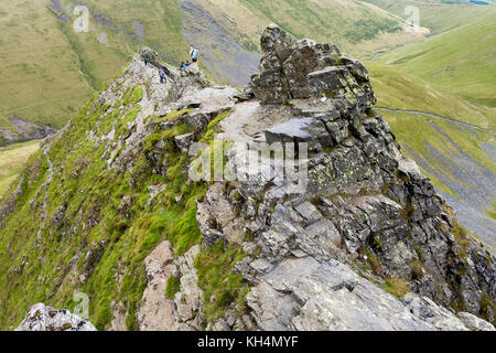 Blencathra, en regardant vers le bas le bord tranchant vers les balances. Près de Penrith, Lake District, Cumbria, Angleterre. Blencathra est également connu sous le nom de Saddleback Banque D'Images