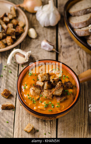 Goulash avec des croûtons de pain frais Banque D'Images