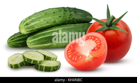 Concombre haché et trois avec tomate entière et une coupe dans la moitié isolé sur fond blanc. chemin de détourage. pleine profondeur de champ. Banque D'Images