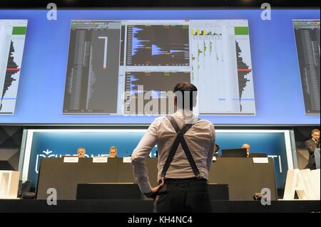 Milan (Italie) séance exceptionnelle avec une centaine d'opérateurs financiers, organisée par le banco bpm webank (groupe) et le fonti des médias au Palazzo mezzanotte, le siège historique de la bourse. Banque D'Images