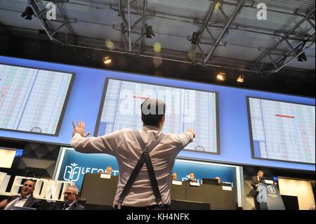 Milan (Italie) séance exceptionnelle avec une centaine d'opérateurs financiers, organisée par le banco bpm webank (groupe) et le fonti des médias au Palazzo mezzanotte, le siège historique de la bourse. Banque D'Images