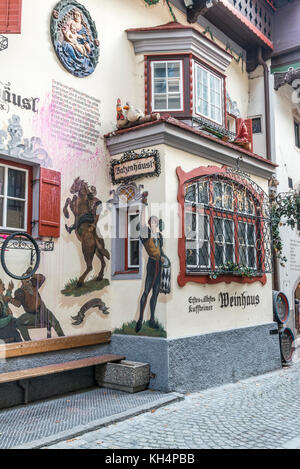 Scène de rue à auracher lochl dans la partie la plus ancienne de la ville médiévale de Kufstein, sur la frontière de le Tyrol autrichien et allemand de Bavière. Banque D'Images