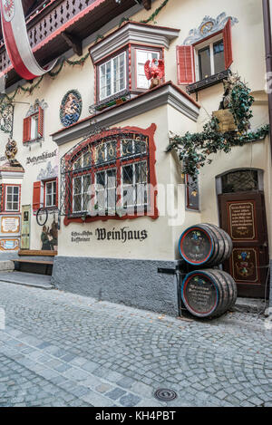 Scène de rue à auracher lochl dans la partie la plus ancienne de la ville médiévale de Kufstein, sur la frontière de le Tyrol autrichien et allemand de Bavière. Banque D'Images