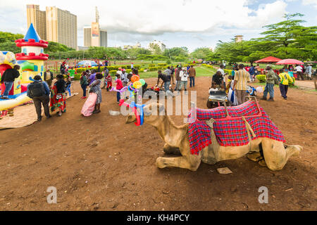 Chameau au repos en premier plan d'expositions salon avec bassin pour les promenades dans le parc Uhuru, Nairobi, Kenya Banque D'Images