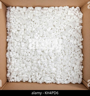 Emballage boîte en polystyrène à l'intérieur d'arachides Banque D'Images