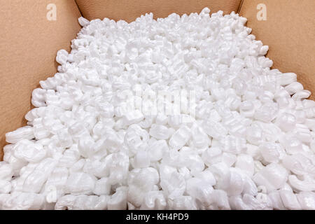 Emballage boîte en polystyrène à l'intérieur d'arachides Banque D'Images