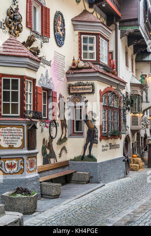 Scène de rue à auracher lochl dans la partie la plus ancienne de la ville médiévale de Kufstein, sur la frontière de le Tyrol autrichien et allemand de Bavière. Banque D'Images