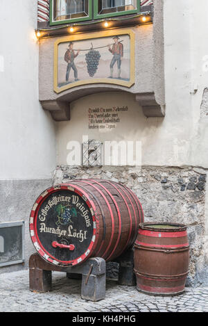 Scène de rue à auracher lochl dans la partie la plus ancienne de la ville médiévale de Kufstein, sur la frontière de le Tyrol autrichien et allemand de Bavière. Banque D'Images