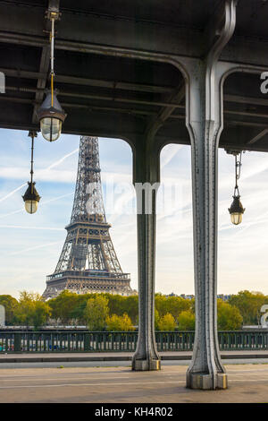 La Tour Eiffel vue depuis le Pont de Bir-Hakeim à l'Art Déco lampadaires et les piliers métalliques soutenant la voie de métro au premier plan. Banque D'Images