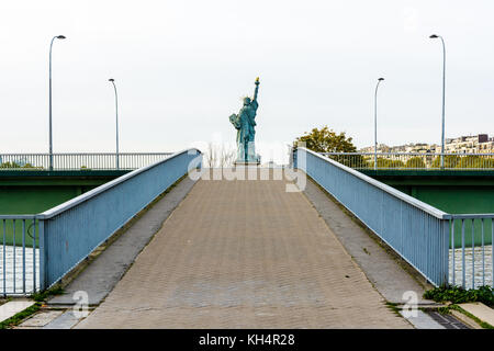 Vue de derrière le symétrique de la Statue de la liberté à Paris. Banque D'Images