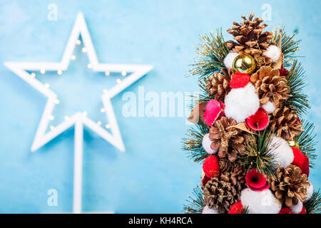 Mini arbre de Noël sur fond bleu Banque D'Images