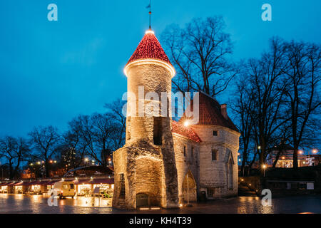 Tallinn, Estonie. célèbre de la porte Viru dans l'éclairage des rues à l'éclairage du soir ou de la nuit de Noël., noël, nouvelle année Maison de vacances à Vieux remorquer Banque D'Images