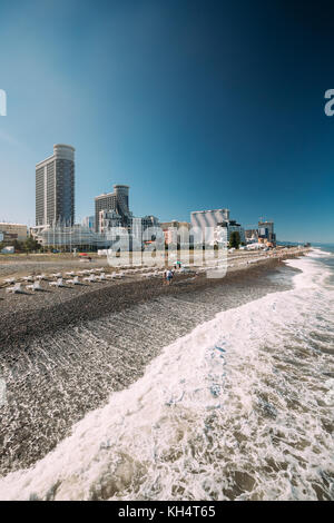 Batumi, Géorgie, l'Adjarie. moderne de plusieurs étages, les bâtiments résidentiels et d'hôtels sur la côte de la mer Noire en journée ensoleillée. Banque D'Images