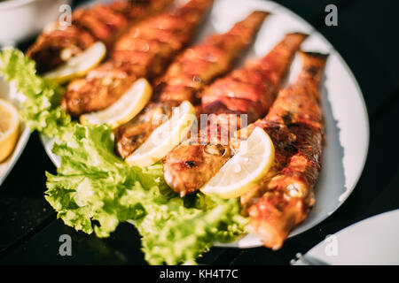 Batumi, Géorgie, l'Adjarie. plat de cuisine nationale géorgienne : poisson mulet de citrons. Banque D'Images