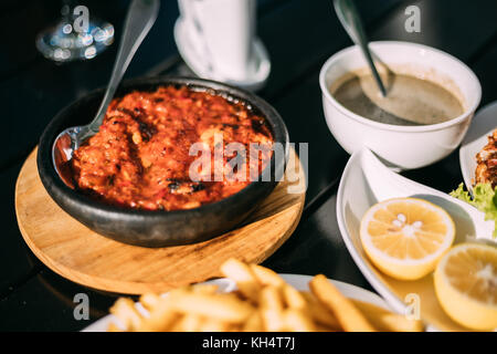 Batumi, Géorgie, l'Adjarie. plats de la cuisine nationale géorgienne : satsivi ou noyer la sauce et les moules cuites. Banque D'Images