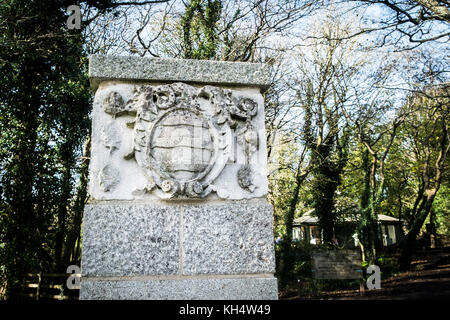 L'écusson de la famille Basset sur un pilier à l'entrée Vers le parc régional de Tehidy à Cornwall, Royaume-Uni Banque D'Images