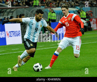 Moscou, Russie - le 11 novembre 2017. Le milieu de terrain russe Aleksey Miranchuk et gâche argentin Sergio Aguero pendant match amical Russi Banque D'Images