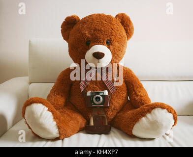 Grand ours en peluche avec vintage 35mm appareil photo. Il n'y a pas trankmarks. Banque D'Images