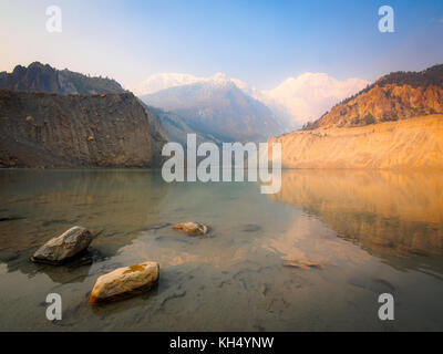 Tôt le matin de réflexions et gangapurna himalaya annapurna iii dans les eaux calmes du lac gangapurna. annapurna trek circuit, manang, Népal Banque D'Images