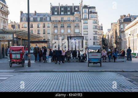 Paris, France -- 7 novembre 2017 -- des groupes de personnes se rassemblent à l'extérieur d'un musée. usage éditorial uniquement. Banque D'Images