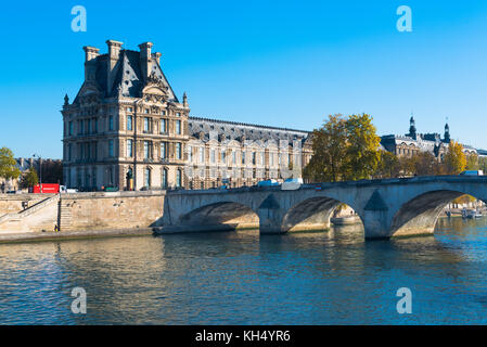 Paris, France -- 7 novembre 2017 -- le Louvre comme vu sur la seine à partir de la rive gauche. usage éditorial uniquement. Banque D'Images