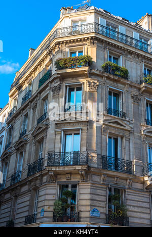 Paris, France -- 7 novembre 2017 -- une photographie du français classique par un clair matin d'automne au coin de la rue de Solferino a Banque D'Images