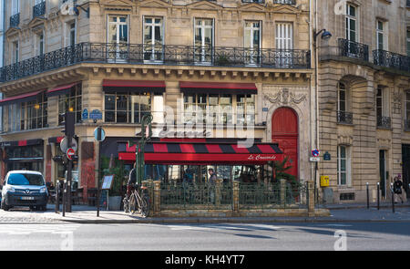 Paris, France -- 7 novembre 2017 -- un classique café français sur la rive gauche sur un matin d'automne. usage éditorial uniquement. Banque D'Images