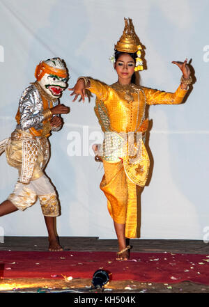 Jeune fille cambodgienne Apsara danse traditionnelle en costume national, Siem Reap, Cambodge Banque D'Images