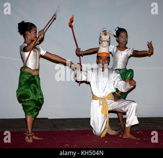 De jeunes Cambodgiens effectuer la danse traditionnelle, avec l'un comme un cheval, Siem Reap, Cambodge Banque D'Images