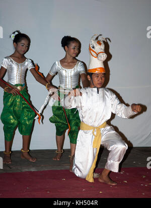 De jeunes Cambodgiens effectuer la danse traditionnelle, avec l'un comme un cheval, Siem Reap, Cambodge Banque D'Images