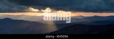 Clingmans Dome est le point le plus élevé dans le Great Smoky Mountain National Park, à une altitude de 6643 pieds. Par temps clair, il est possible de voir environ 100 kilomètres du sommet. L'affichage pour le sud, il est possible de distinguer la rivière tuckasegee près du point où il forme le lac fontana. La route de Clingmans Dome de l'autoroute 441 est à 7 milles de longueur et est fermé entre décembre et mars. Banque D'Images