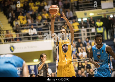 Deron washington (fiat torino auxilium) au cours de la match de basket-ball, serie a : fiat torino auxilium vs vanoli cremona. torino gagne 88-80 à pala ruffini à Turin 12 novembre 2017 Photo de alberto gandolfo/pacific press) Banque D'Images