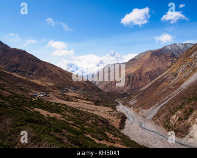 High river valley à ledar, annapurna iii et gangapurna avec en arrière-plan, vue de la célèbre route de trekking circuit de l'Annapurna au Népal. Banque D'Images