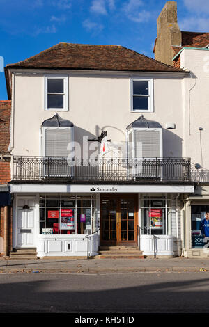 Santander Bank dans les vieux bâtiments traditionnels sur Tenterden High Street, Kent, Royaume-Uni Banque D'Images